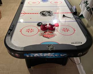 Air hockey table