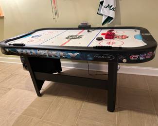 Air hockey table