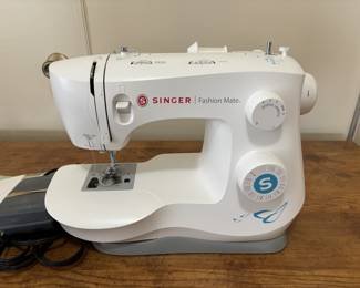 Singer sewing machine. Singer fashion mate 3342. Comes with foot pedal, instruction book and cover.