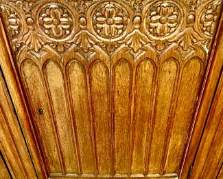 WONDERFUL DETAIL CARVING IN OAK SIDEBOARD.