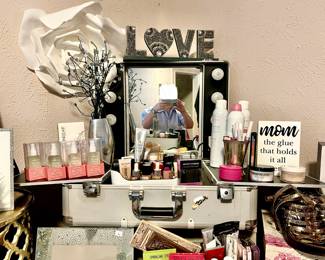ALUMINUM TROLLEY MAKEUP TRAIN CASE WITH LIGHTS.
