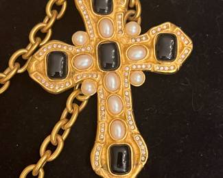 IVANKA HEAVY CROSS COSTUME JEWELRY NECKLACE
