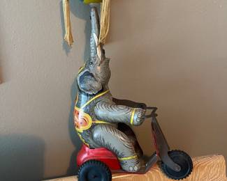 Wind up tin toy works