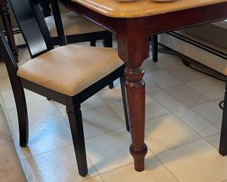Solid table w/ leaf & 6 chairs