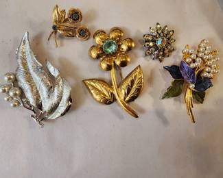 FLOWER BROOCHES