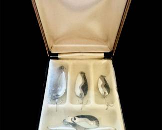 Vintage gents fishing set:
3 lures
Tie bar
Cuff links