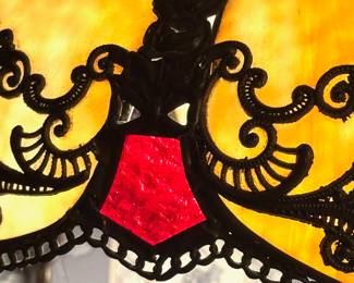 Closeer view of filagree edges