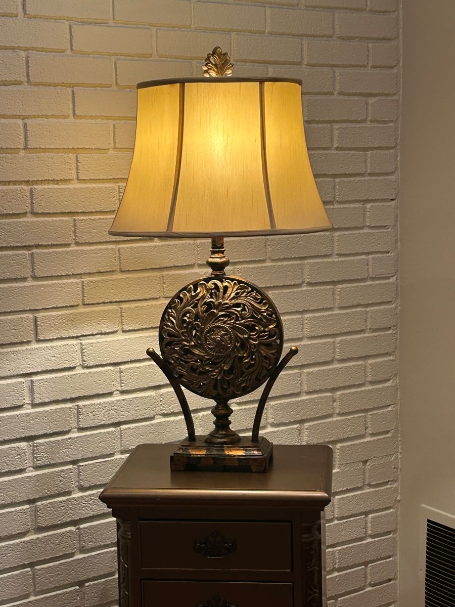 Accent table with 2 lamps and mirror
