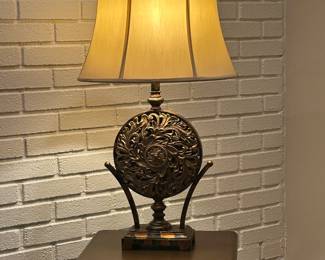 Accent table with 2 lamps and mirror