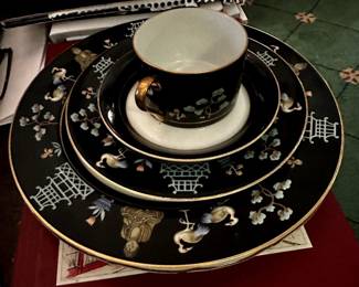 Fabulous Fitz & Floyd “Chinoiserie” Asian Zen
8 Dinner plates, 7 Salad plates, 2 Bread/Butter plates, 4 cups and saucers 
