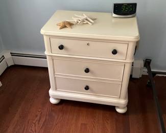 PAIR OF NIGHT SATNDS