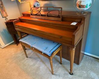 Gulbransen Piano Inclues Bench