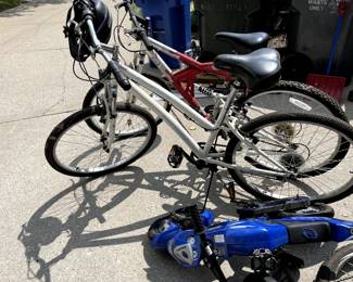 Bicycles in all sizes and an adorable lil scooter!