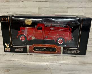 1:24 1939 American LaFrance B-550RC Fire Truck Die-Cast w/ 24K Gold Plated Coin