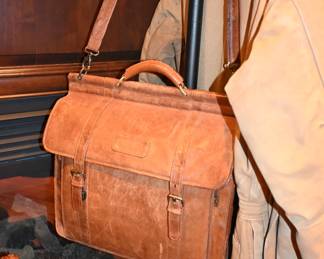 Leather brief shoulder handbag