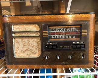 Vintage RCA Victor Tube Radio