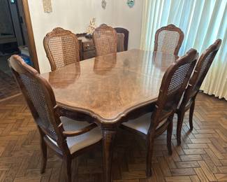 Thomasville dining table with (6) chairs, (1) leaf and pads.