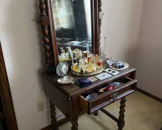 Antique Spiral Leg Vanity 
