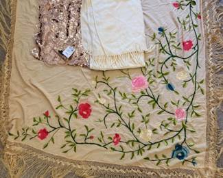 72 EmbroideredTableClothandRunners