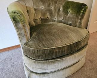 93 1977DrexelHeritageTuftedGreenSwivelBarrelChair
