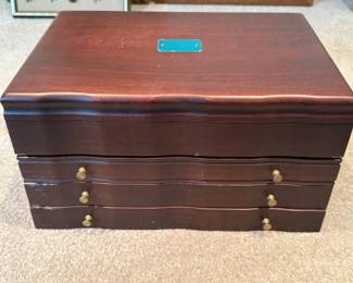 38 3DrawerVelvetLinedMahoganyJewelryChest