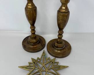 84 2EnglishBrassCandlesticksMoroccanStarTrivet