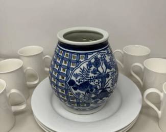 94 CrateBarrelPlatesChineseLatticeVaseRedVanillaCups