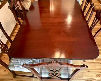 Beautiful Dining Table with 2 Leaves and 6 Chairs