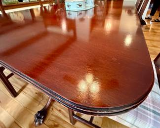 Beautiful Dining Table with 2 Leaves and 6 Chairs