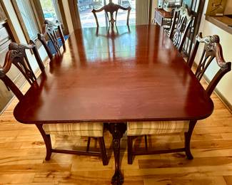 Beautiful Dining Table with 2 Leaves and 6 Chairs