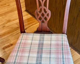 Beautiful Dining Table with 2 Leaves and 6 Chairs