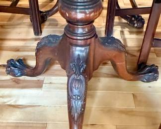 Beautiful Dining Table with 2 Leaves and 6 Chairs