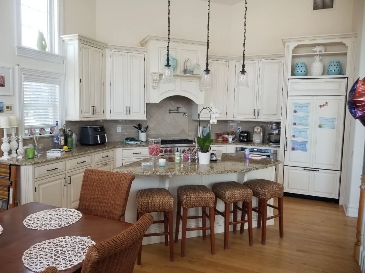 Chef's kitchen with self-closing drawers and cupboard doors