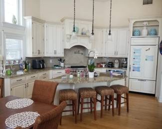 Chef's kitchen with self-closing drawers and cupboard doors