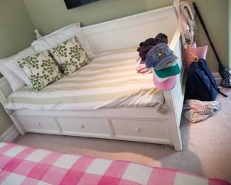 Daybed with trundle
