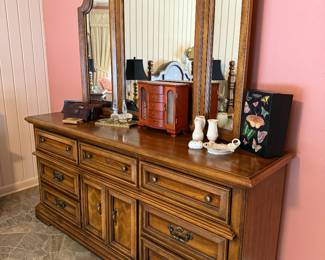 Dresser w/mirror