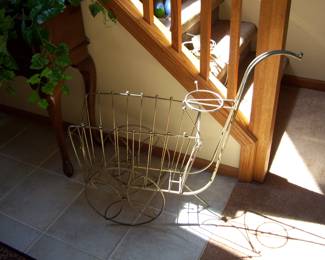METAL WHEELBARREL STAND