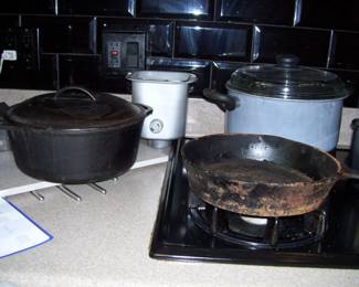 WAPAAK CAST IRON SKILLET - LODGE 8 DOL CAST IRON DUTCH OVEN W/LID 