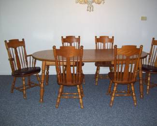 TRADITIONAL OAK OR MAPLE DINING TABLE WITH 2 LEAFS AND 6 CHAIRS. CAPTAIN SEATS UPHOLSTERED
