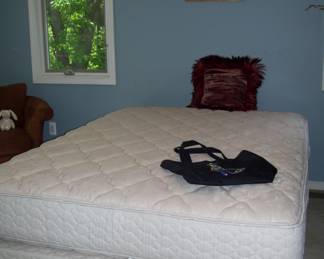 QUEEN SEALY MATTRESS IN GREAT SHAPE