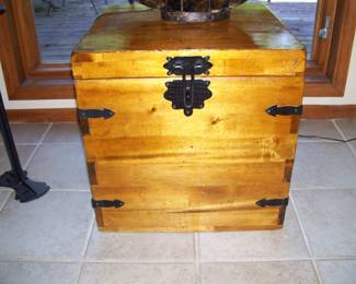 OAK STORAGE TRUNK
