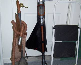 VTG KIRBY - NEWER SHARK VERTEX ULTRALIGHT CORDED STICK VAC W/DUO-CLEAN POWERFINS & SELF CLEANIING BRUSHROLL CONVERTS TO HANDVAC MODEL Q52001QCP ( ONLY USED A FEW TIMES - STEP LADDER