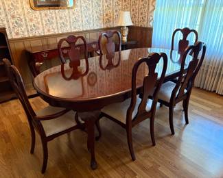 Dining room table is in pristine condition!