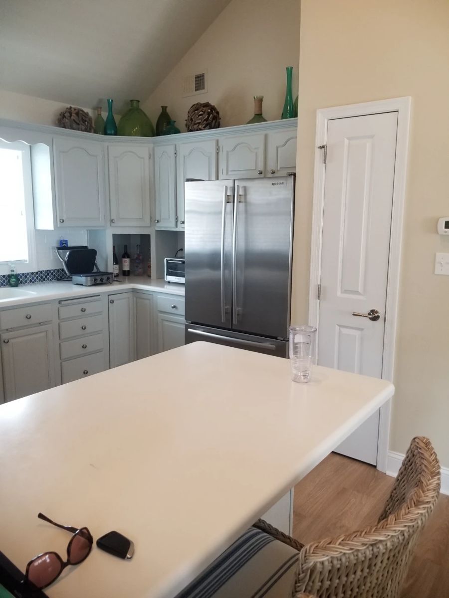 Attractive kitchen with extensive upper & lower cabinetry; stainless steel JennAir appliance suite