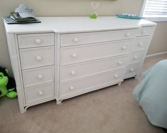 Queen bedroom set: large 12-drawer dresser