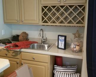 Wet bar with wine storage