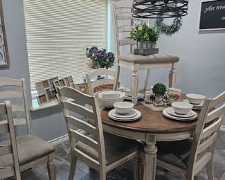 Comfortable dining g set