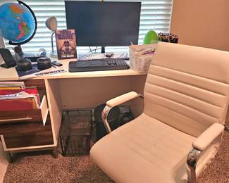 classy white office chair and modern desk