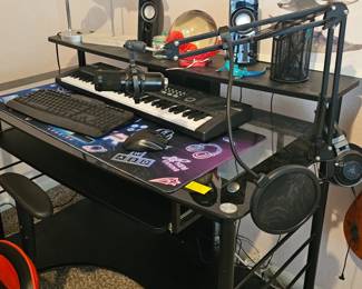 metal desk, great for kids' room or apparent 