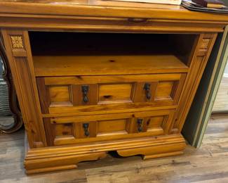 Pine Finish Stand